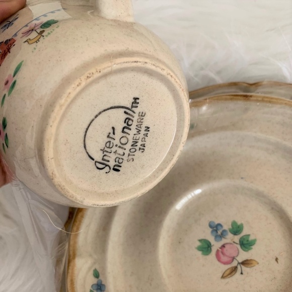 Decorative Stoneware Cup with saucers - Picture 3 of 4